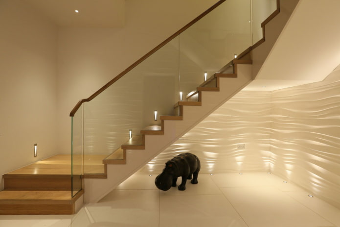 escaliers avec éclairage automatique dans la maison