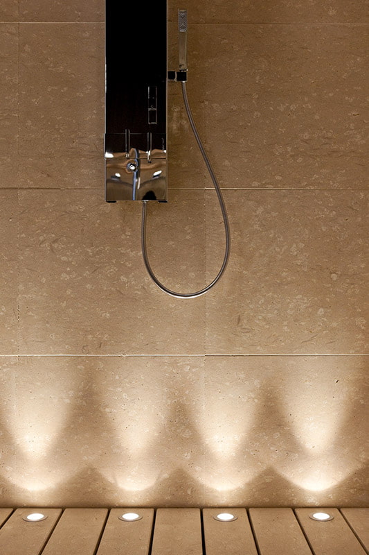 Éclairage au sol avec spots à l'intérieur