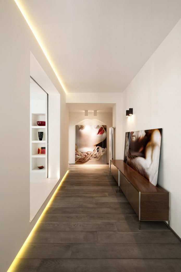 Éclairage au sol à l'intérieur du couloir