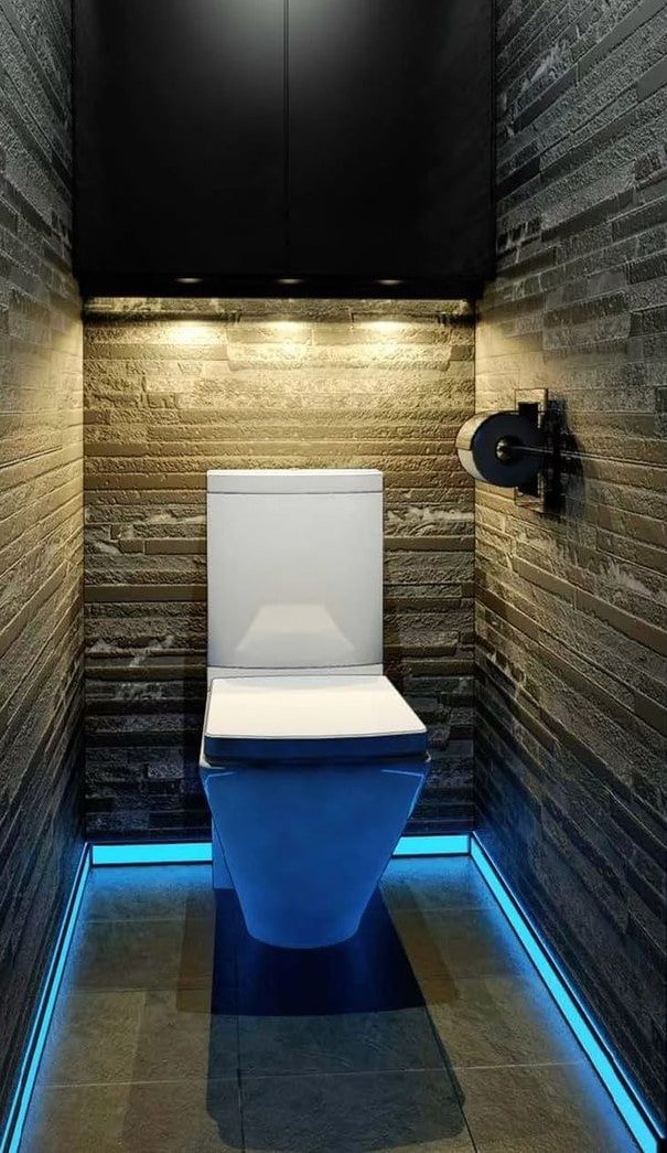 Éclairage au sol dans les toilettes