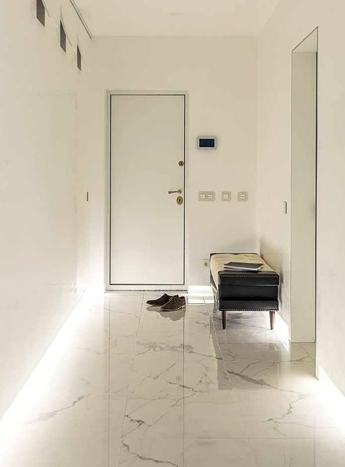 Éclairage au sol dans le couloir