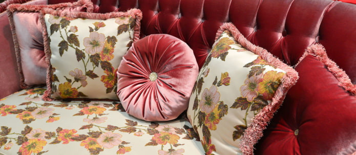 coussins pour un canapé en velours