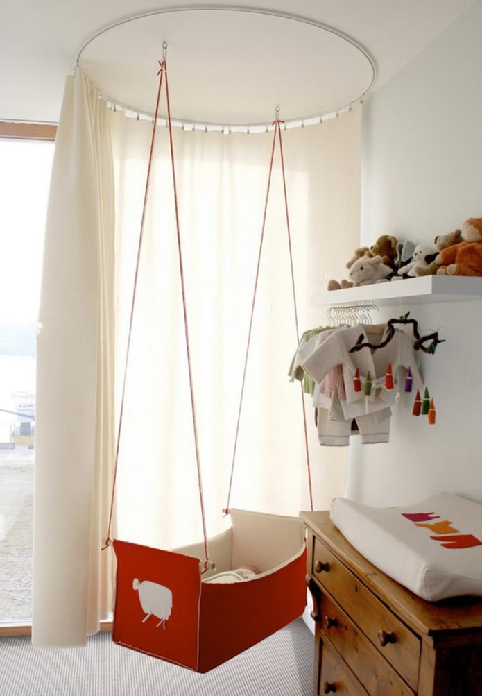 lit suspendu dans la chambre de bébé 