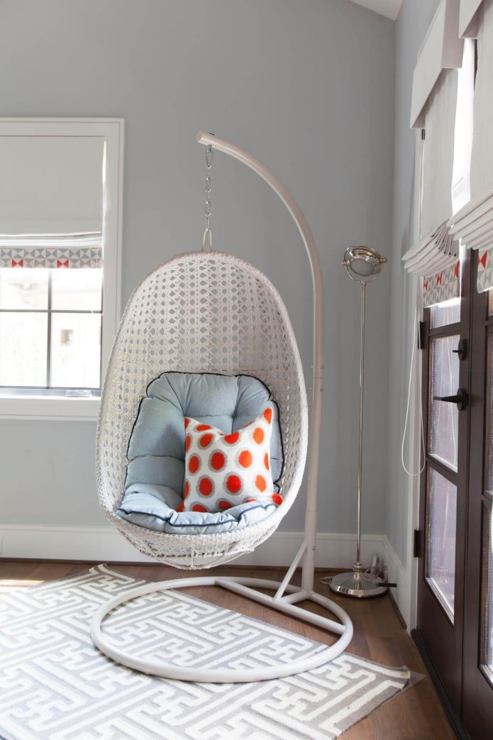 chaise suspendue sur pied