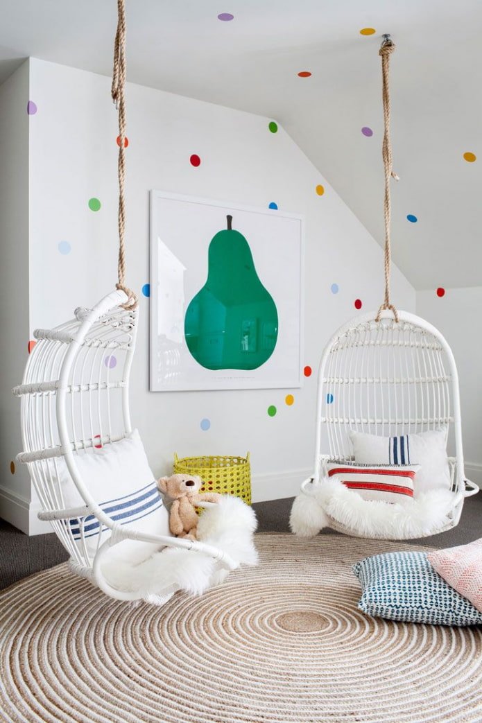 chaises sur cordes dans la chambre d'enfant
