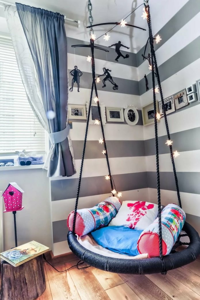 chaise suspendue dans la chambre d'enfant