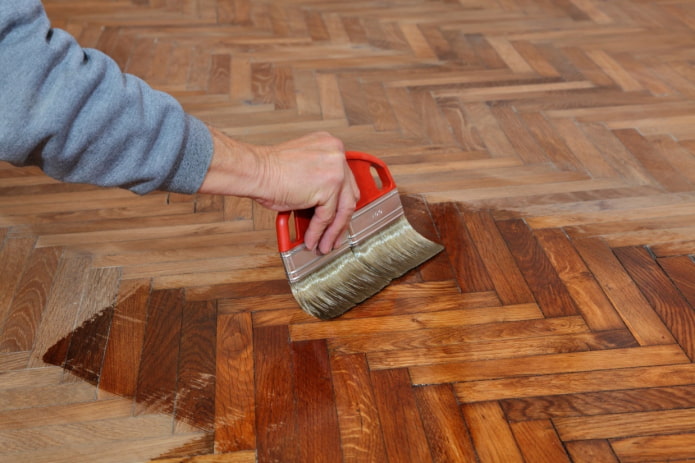 application de vernis sur un parquet