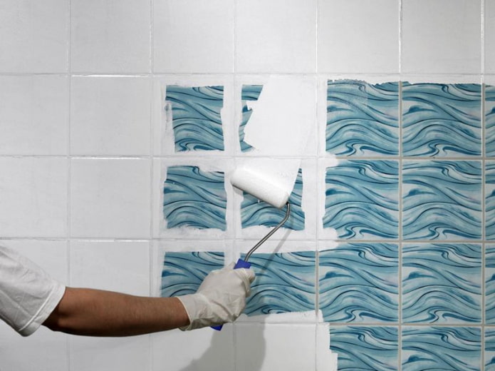 peindre du carrelage dans la salle de bain