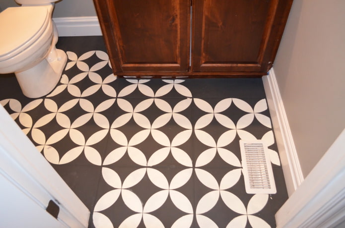 carreaux peints sur le sol de la salle de bain