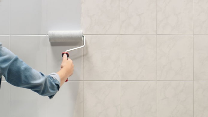 peindre des carreaux dans la salle de bain