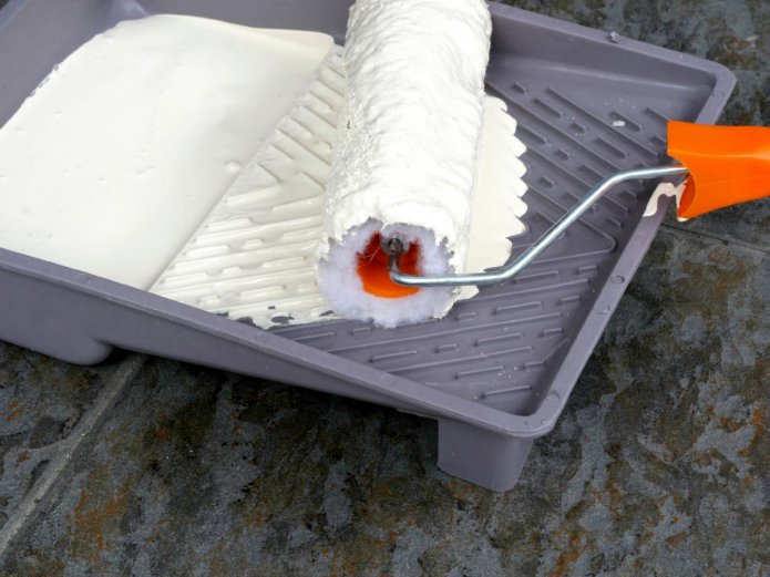 Faire rouler le rouleau dans un bac avec de la peinture