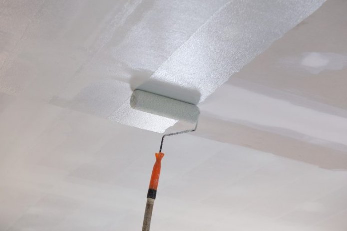 Peindre le plafond au rouleau