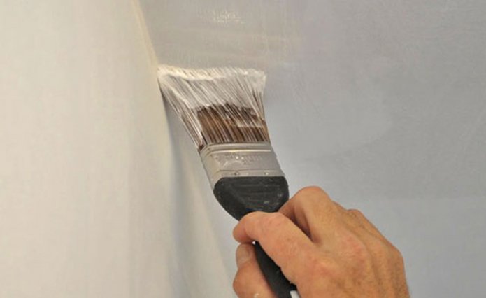 Peindre les joints du plafond et des murs au pinceau