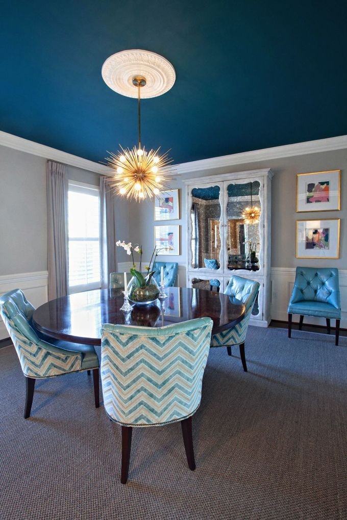 Salon avec un plafond bleu mat