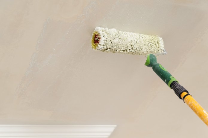 Peindre le plafond au rouleau