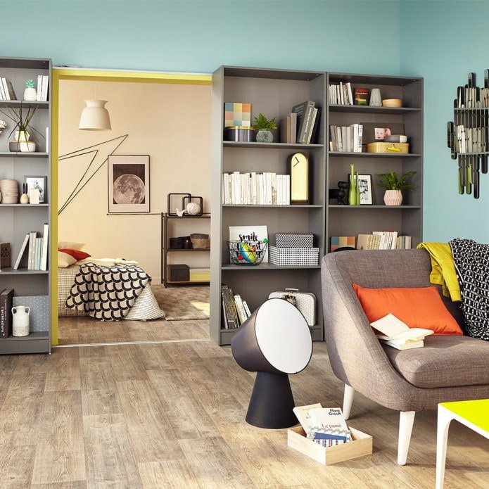 intérieur gris-bleu avec des murs unis