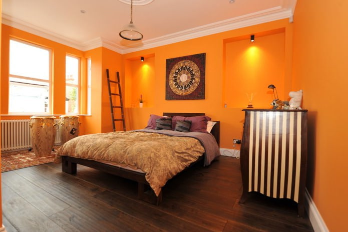 murs orange dans la chambre