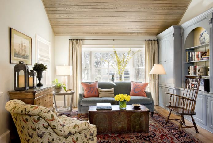 intérieur du salon avec un plafond en bois et des murs clairs unis