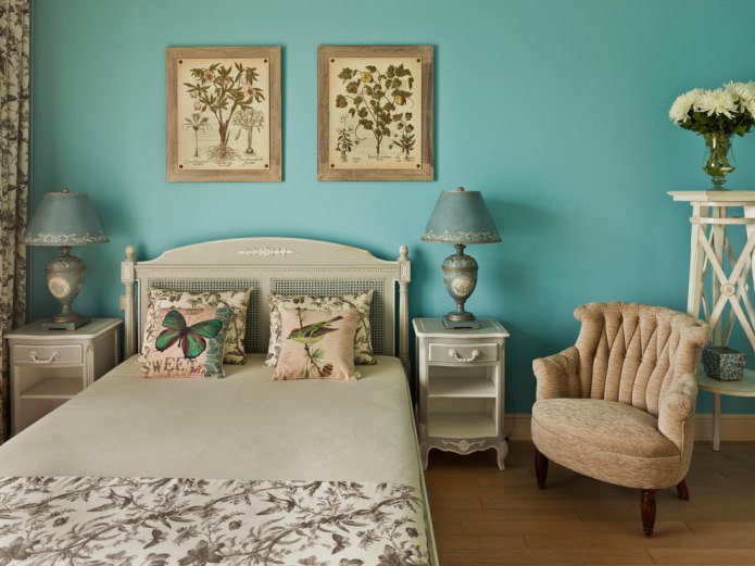 Chambre turquoise de style provençal avec peinture murale monochrome