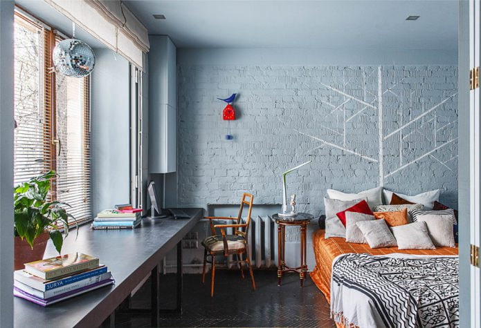 chambre avec un mur de briques peint