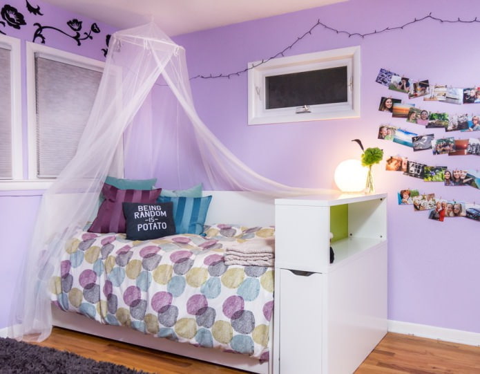 murs lilas dans la chambre d'enfant