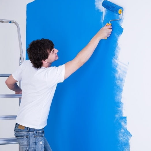 Peindre un mur au rouleau