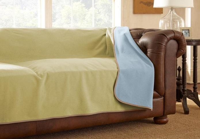housse universelle pour un canapé à l'intérieur