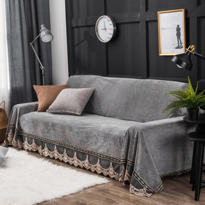 Couvre-lit gris pour un canapé à l'intérieur