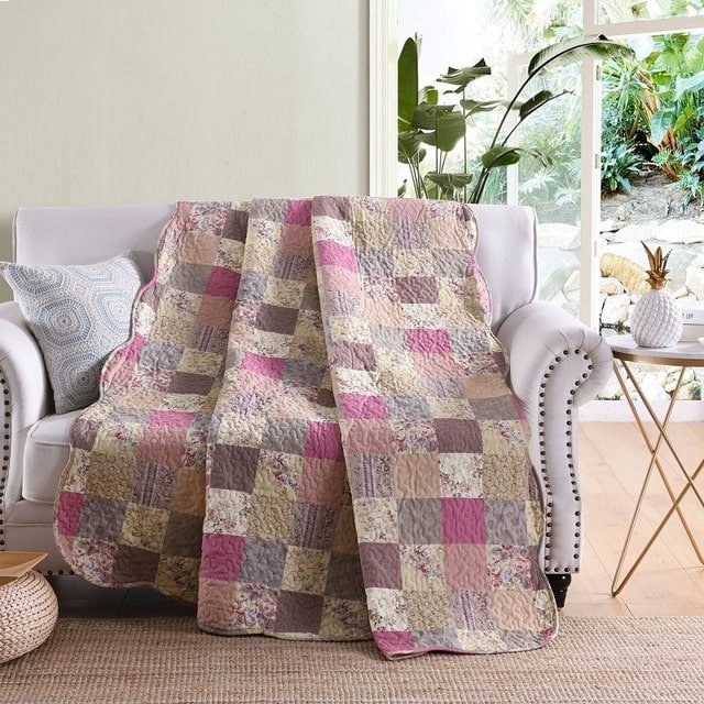 Couvre-lit patchwork pour canapé en intérieur