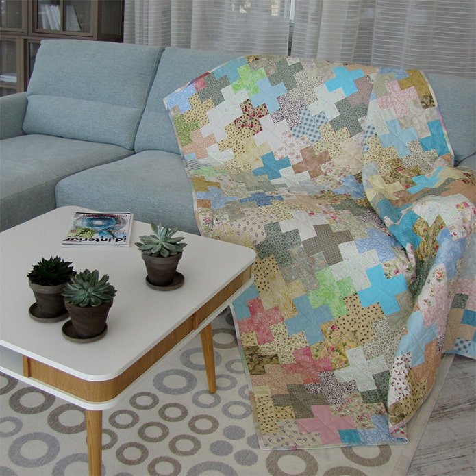 Couvre-lit patchwork pour canapé en intérieur