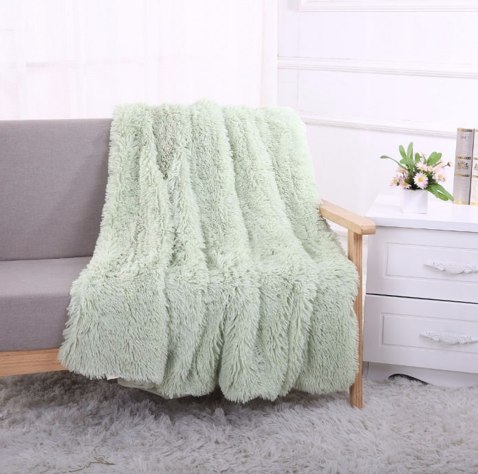 couvre-lit en herbe pour un canapé à l'intérieur