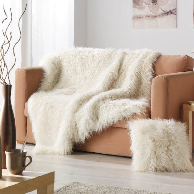 couvre-lit moelleux pour un canapé à l'intérieur