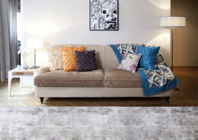 couvre-lit pour un canapé dans l'intérieur du salon