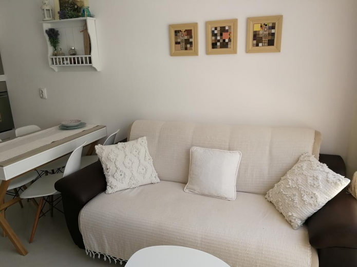 couvre-lit pour canapé dans l'intérieur de la cuisine