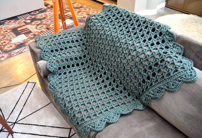 couvre-lit tricoté pour un canapé à l'intérieur