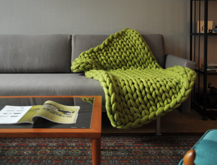 Couvre-lit vert clair pour un canapé à l'intérieur