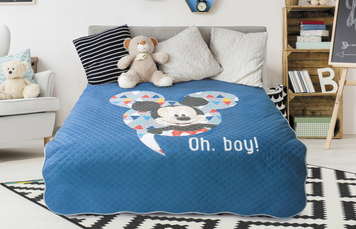 couvre-lit pour un canapé à l'intérieur d'une chambre d'enfant