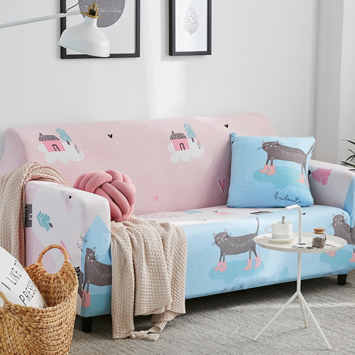 couvre-lit pour un canapé à l'intérieur d'une chambre d'enfant