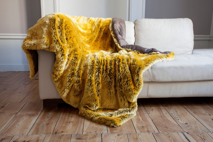 couvre-lit jaune pour un canapé à l'intérieur