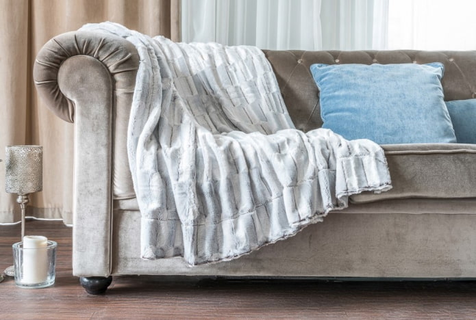couvre-lit blanc pour un canapé à l'intérieur