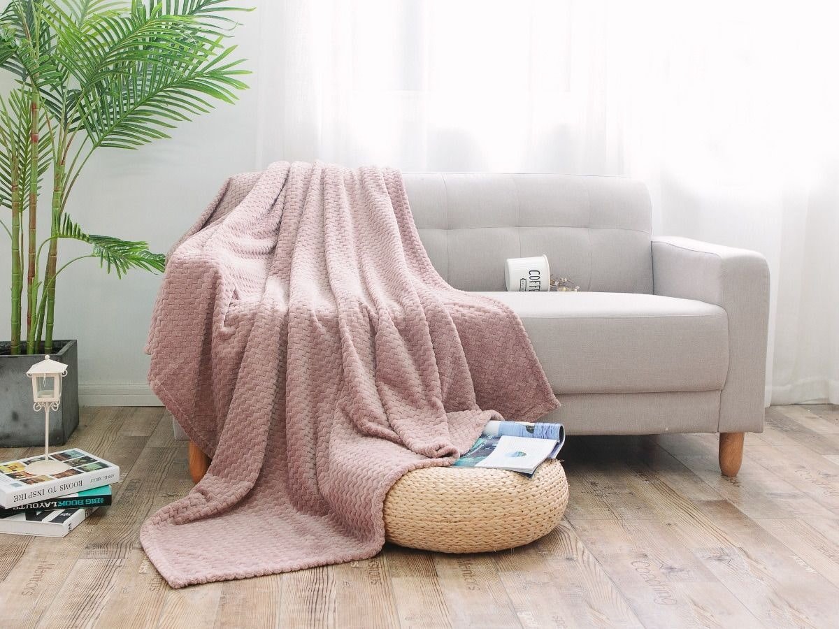 Couvre-lit pour canapé : types, design, couleurs, tissus pour les capes. Comment agencer joliment une couverture ?