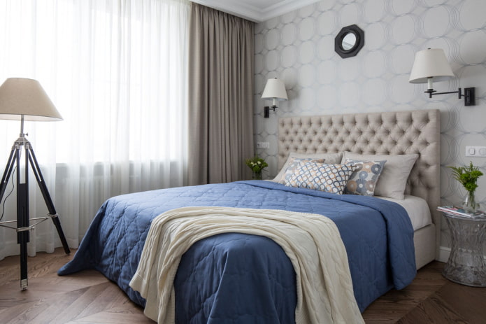 Lit avec un couvre-lit bleu dans la chambre