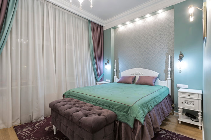 lit avec un couvre-lit avec une cantonnière dans la chambre
