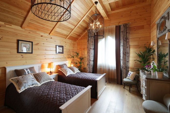 Lits simples avec couvre-lit à l'intérieur
