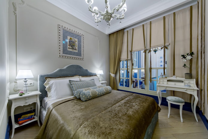 Lit avec un couvre-lit en velours à l'intérieur