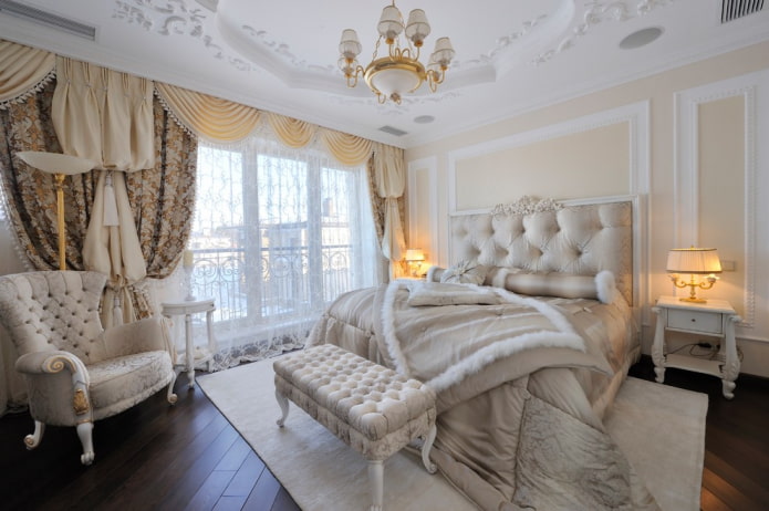 lit avec couvre-lit de style classique