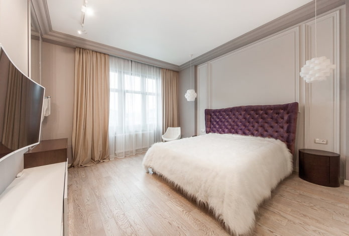 lit avec un couvre-lit blanc dans la chambre