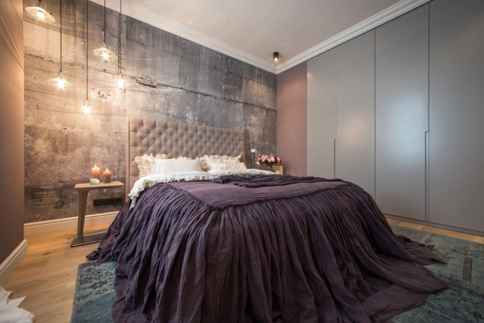Lit avec couvre-lit violet dans la chambre