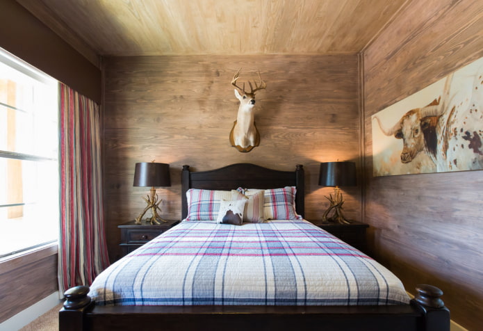 lit avec un couvre-lit à rayures dans la chambre