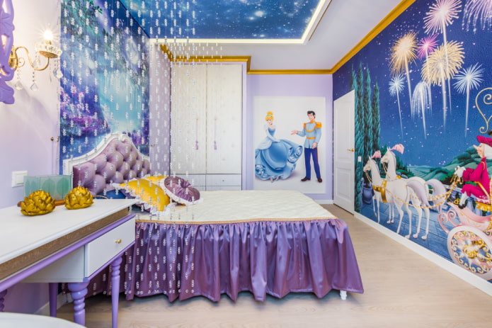 lit avec un couvre-lit avec une cantonnière dans la chambre